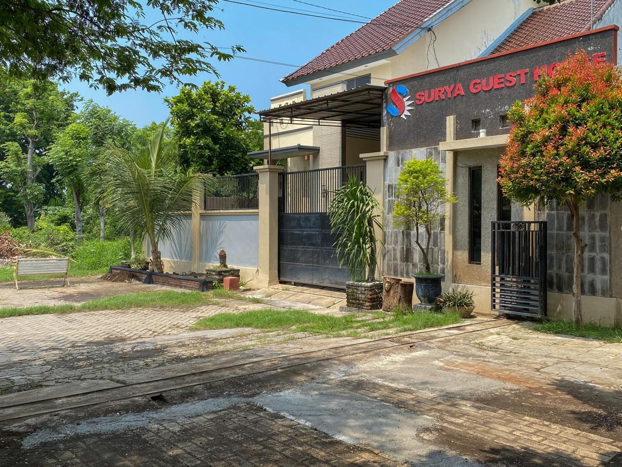 Surya Guest House Urbanview Probolinggo Exterior foto